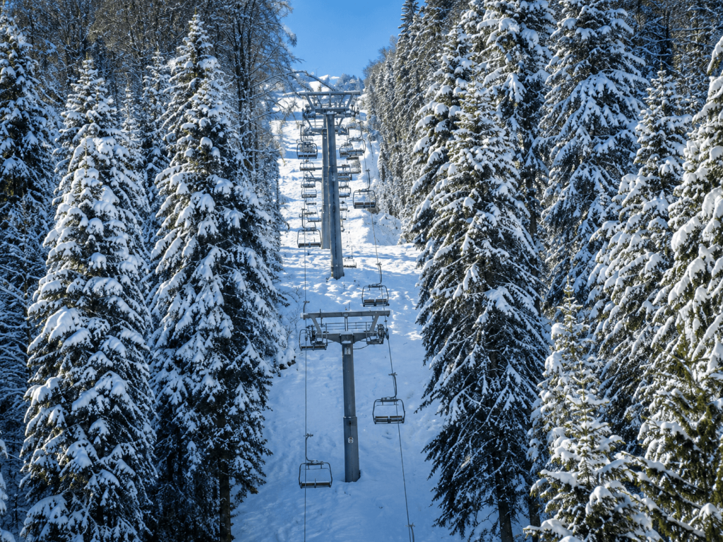 Pârtia de ski și telescaunul din Slănic Moldova